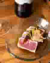 Plátky masa na skleněném talíři